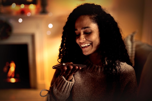 Mujer en casa en Navidad