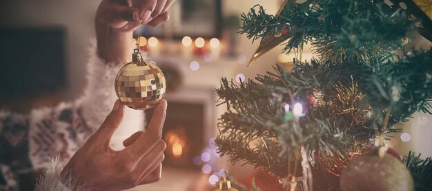 Mujer en casa en Navidad