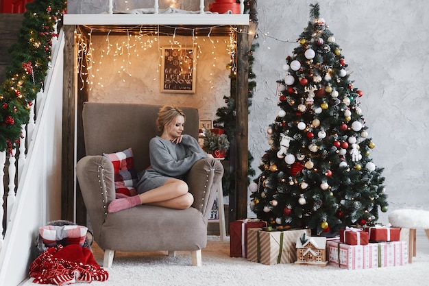 mujer en casa en navidad