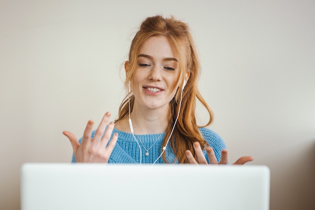 Mujer en casa usando laptop trabajando desde casa concepto hermosa mujer de jengibre con pecas