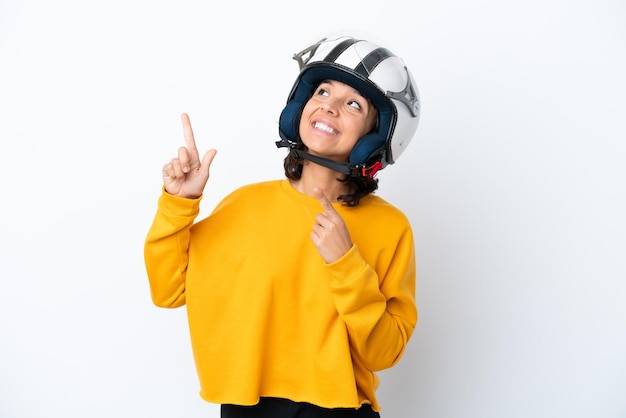 Mujer con un casco de moto apuntando con el dedo índice una gran idea