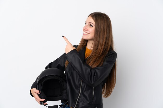 Mujer con casco de moto apuntando con el dedo índice una gran idea