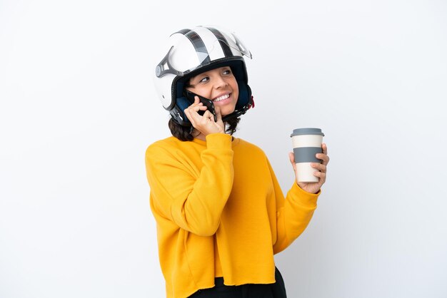 Mujer con un casco de moto con café para llevar y un móvil