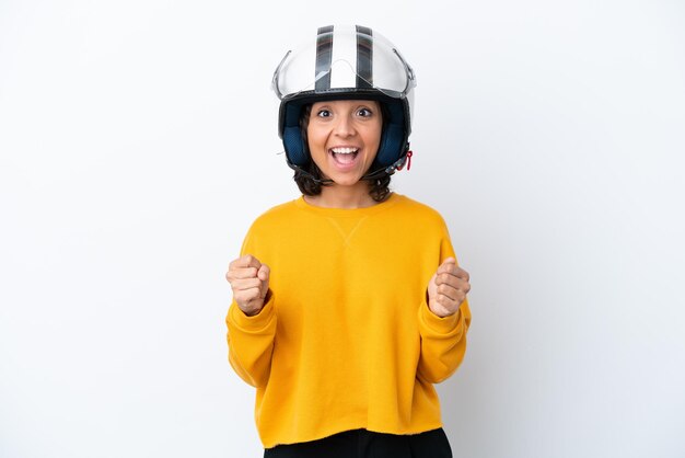 Mujer con un casco de moto celebrando una victoria en la posición ganadora