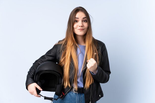 Mujer con casco de moto celebrando una victoria