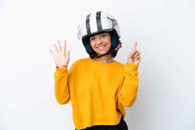 Mujer con casco de moto contando seis con los dedos