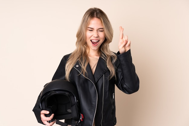 Mujer con un casco de moto en estudio