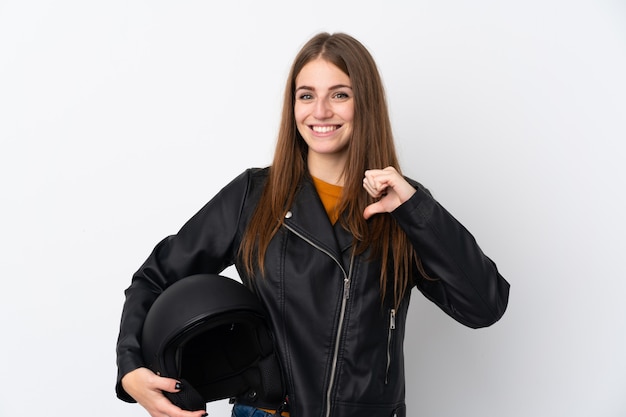Mujer con casco de moto orgullosa y satisfecha