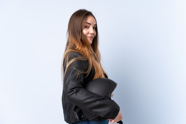 Mujer con un casco de moto riendo