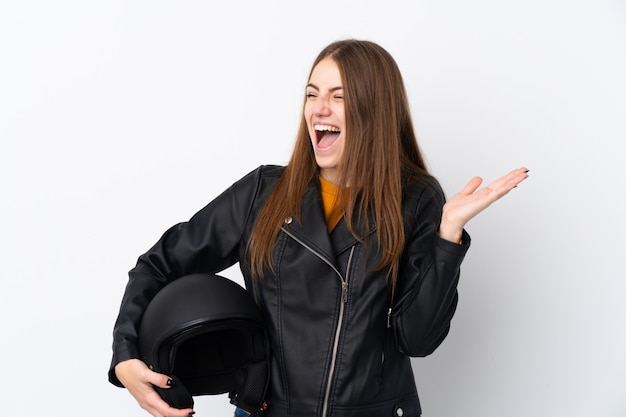 mujer con casco de moto sobre pared aislada
