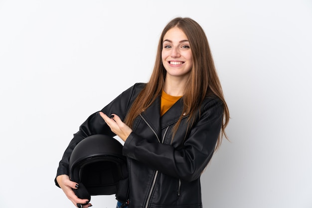 mujer con casco de moto sobre pared aislada