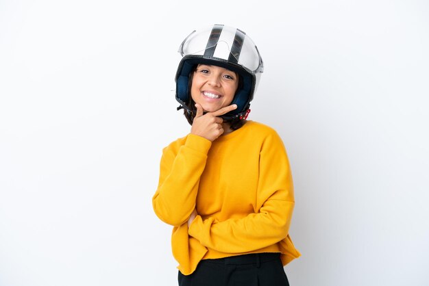 Mujer con un casco de moto sonriendo