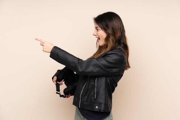 Mujer con casco de moto