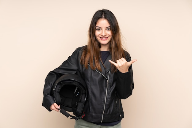 Mujer con casco de moto