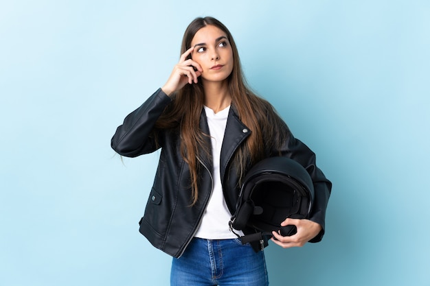 Mujer con casco de moto