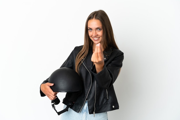 Mujer con un casco de motocicleta sobre fondo blanco aislado haciendo gesto de dinero