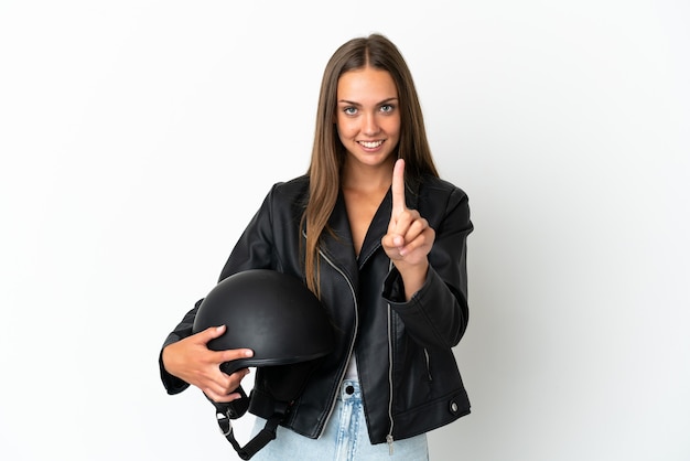 Mujer con un casco de motocicleta sobre fondo blanco aislado mostrando y levantando un dedo