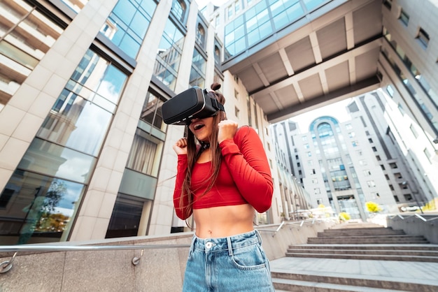 Mujer con casco de realidad virtual camina por la calle