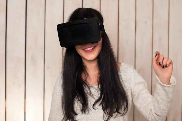 Mujer con casco de realidad virtual. Gafas de realidad virtual.