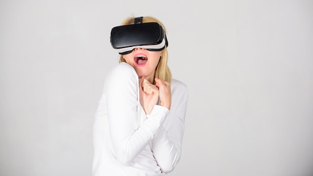 Mujer con casco de realidad virtual Una persona con gafas virtuales vuela en el espacio de la habitación Mujer bonita