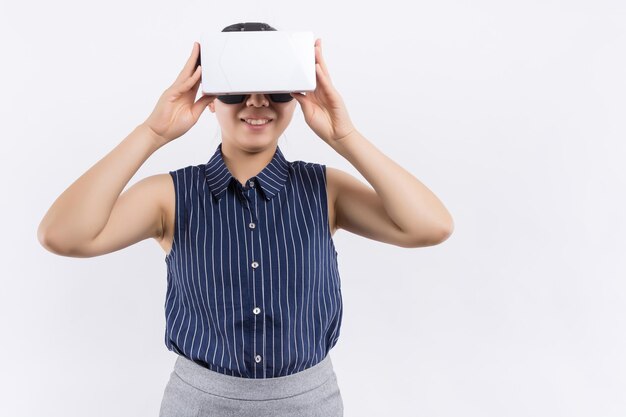 Foto mujer con casco de realidad virtual retrato de una niña sorprendida usando un casco de realidad virtual aislado sobre fondo gris mujer joven divertida con vr mujer vr