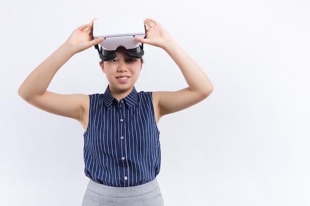 Mujer con casco de realidad virtual Retrato de una niña sorprendida usando un casco de realidad virtual aislado sobre fondo gris Mujer joven divertida con VR Mujer VR