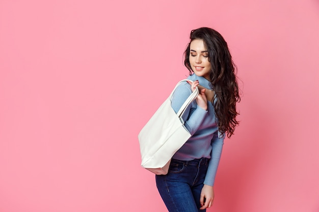 Mujer casual alegre con bolsa