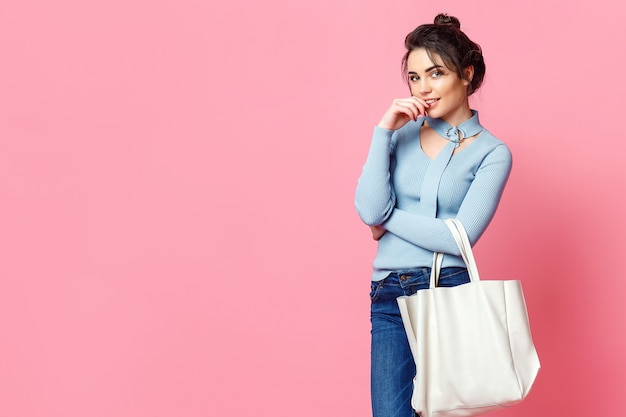 Mujer casual alegre con bolsa