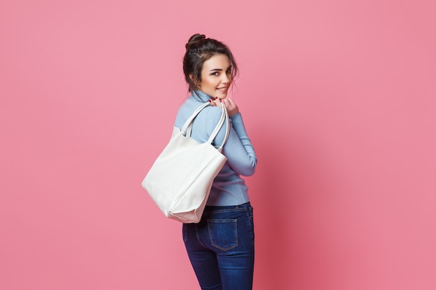 Mujer casual alegre con bolsa