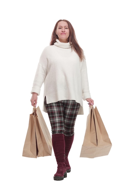 Mujer casual con bolsas de compras aislado sobre un fondo blanco.