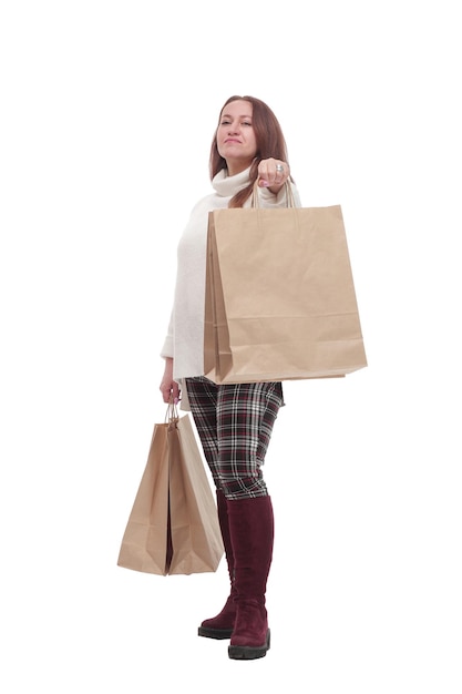 Mujer casual con bolsas de compras aislado sobre un fondo blanco.