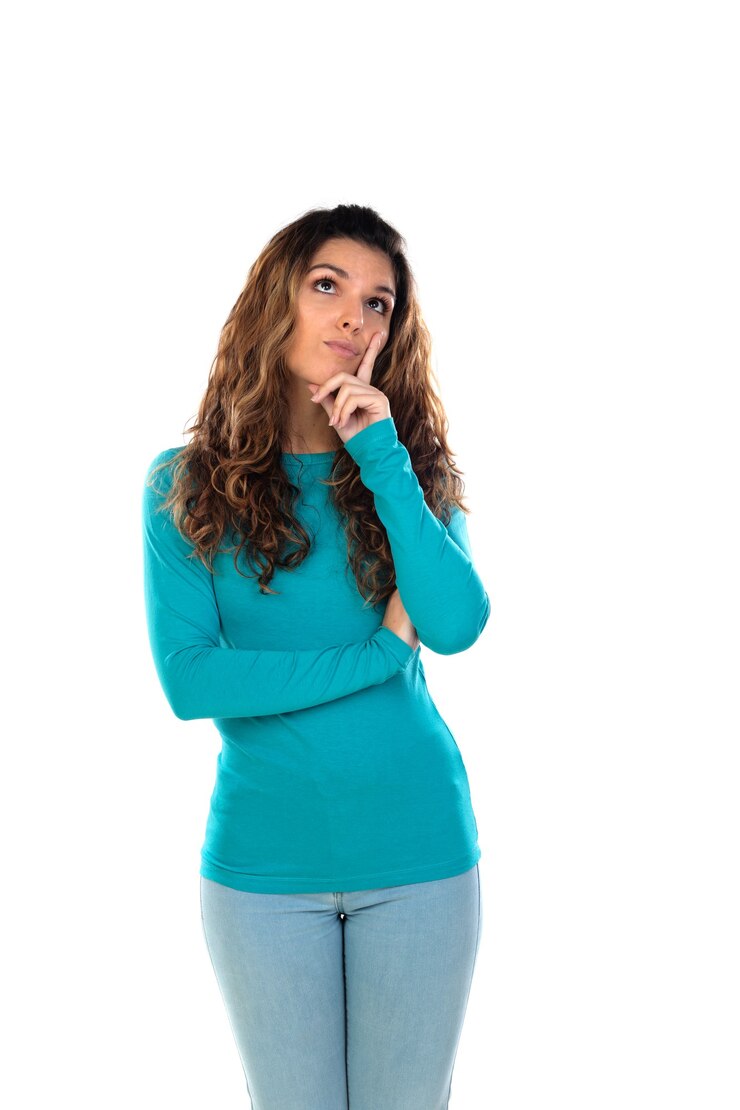Foto mujer casual con cabello largo y ondulado aislado en blanco