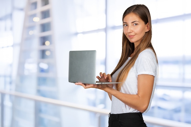 Mujer casual con una computadora portátil