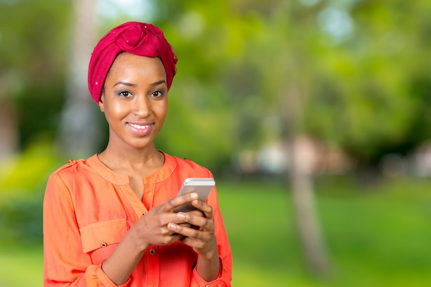 Mujer casual enviando mensajes de texto por teléfono