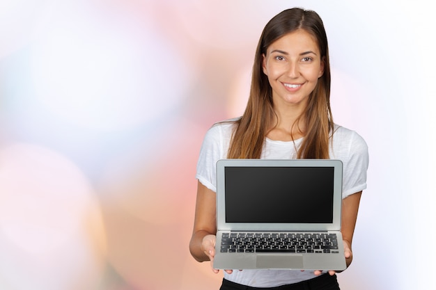 Mujer casual con una laptop