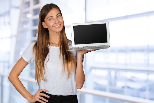 Mujer casual con una laptop