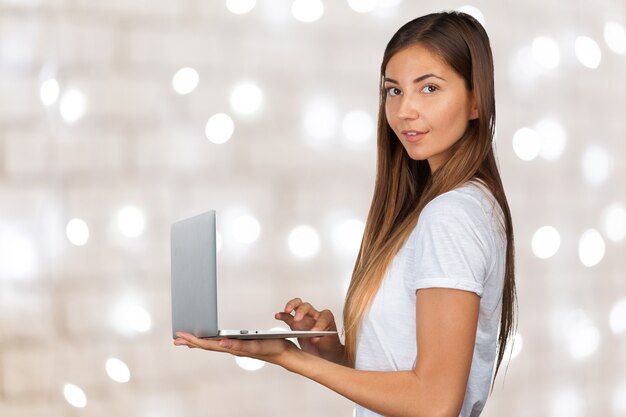 Foto mujer casual con una laptop