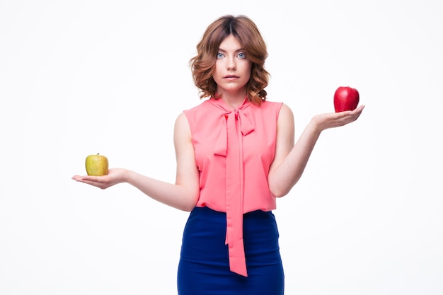 Mujer casual sosteniendo manzanas en las palmas