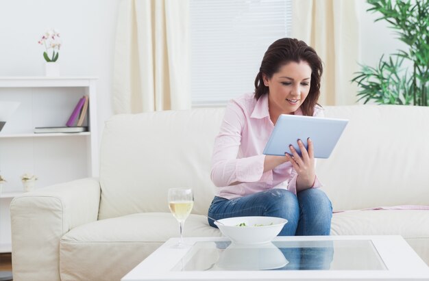 Mujer casual con tableta digital en casa