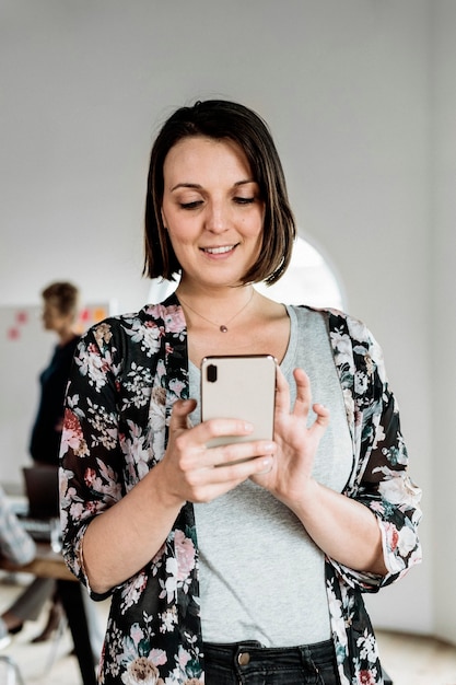 Mujer casual usando su teléfono móvil