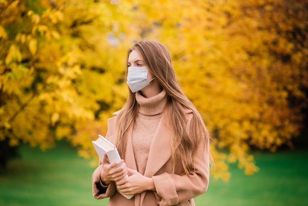 Mujer casual vistiendo mascarilla protectora