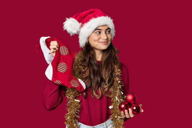 Foto mujer caucásica alegre con medias y sombrero de navidad