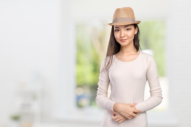 Mujer caucásica asiática de raza mixta casual sonriendo mirando feliz