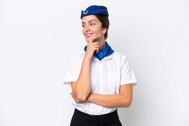 Foto mujer caucásica de azafata de avión aislada sobre fondo blanco mirando hacia el lado