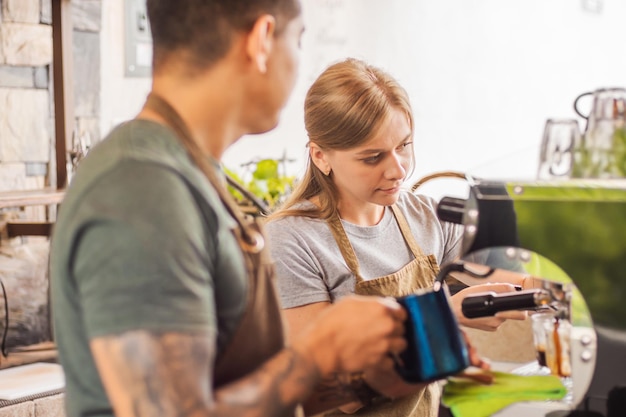 Mujer caucásica barista haciendo café