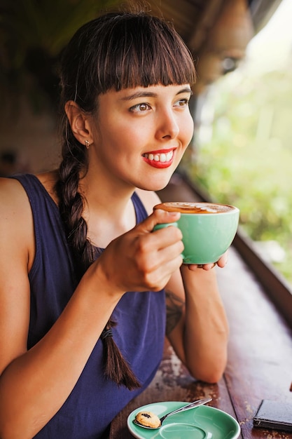 mujer caucásica bebiendo café