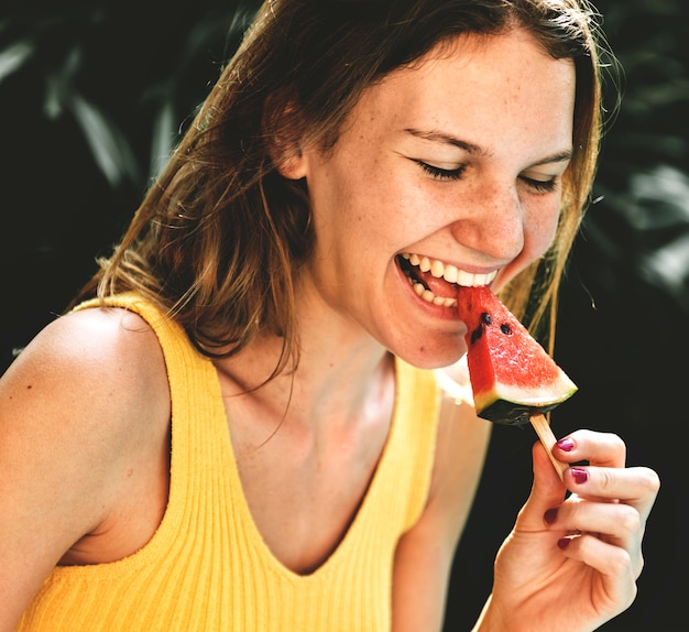 Mujer caucásica comiendo sandía en verano