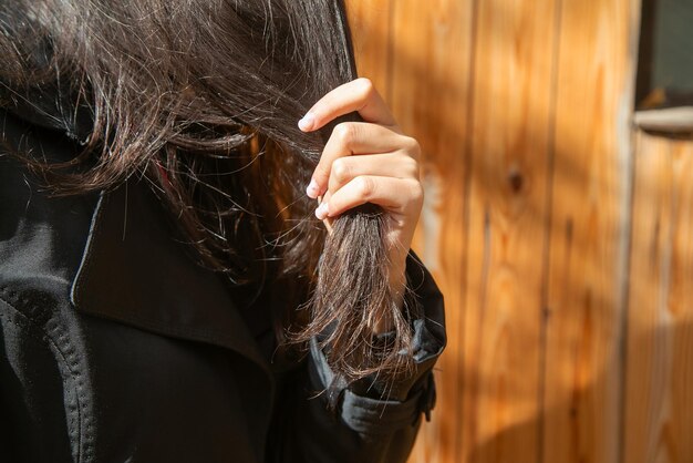 La mujer caucásica corrige el cabello hermoso