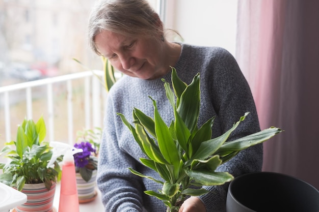 Mujer caucásica cuidando una flor