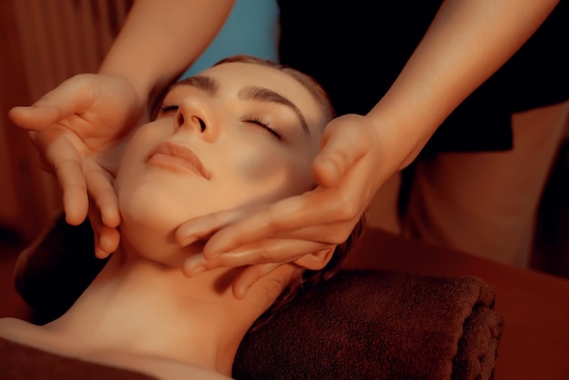 Mujer caucásica disfrutando de un relajante masaje de cabeza contra el estrés tranquila